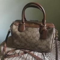 ราคา COACH F58312 MINI BENNETT SATCHEL IN SIGNATURE - IMITATION GOLD / KHAKI / SADDLE (1053256367)