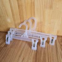 ราคา ไม้แขวนพลาสติกหนีบกางเกง ไม้แขวนกางเกง ไม้แขวนพลาสติก 707 แพ็คละ 12 อัน (5938011082)