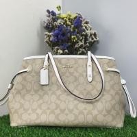 ราคา พร้อมส่ง!!! Coach ถัง หูรูด ลาย C สีขาว ของแท้ 100% (1107112116)