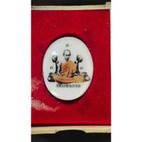 ราคา หลวงพ่อเกษม เขมโก รุ่น ล็อกเก็ต 3 เงา หลัง ตระกุด อุดเทียนชัย ปี 2535 พร้อมกล่อง (29764265447)