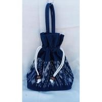 ราคา กระเป๋าผ้าย้อมคราม มาทำจากผ้าฝ้าย ทอมือย้อมคราม ใส่ของใช้ได้ เยอะ มาก กว้าง 27cm สูง 26cm สินค้า จ.สกลนคร พร้อมส่ง (24286835993)