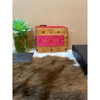 ราคา New MCMกระเป๋าสตางค์ใบสั้น ซิปเปิดปิดครึ่งรอบ สีคอนยัค(ออริ)คาดแดง (9918480317)