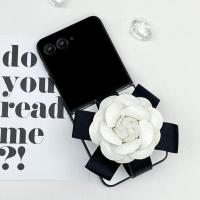 ราคา เคสโทรศัพท์สีทึบเกาหลีหรูหราพร้อมสายรัดข้อมือ Camellia สําหรับ Motorola Razr 60 Ultra Razr 60 Razr 50 Ultra 50 ฝาครอบ (25696190448)