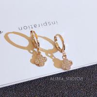 ราคา ต่างหูแฟชั่น ต่างหูใบโคลเวอร์สีทอง ก้านเงิน 925 (23062502797)