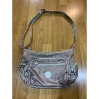 ราคา กระเป๋าคิปลิ้งของแท้ Kipling รุ่น KI2532 48I GABBIE S diagonal bag สี Metallic Grey กระเป๋าถือ / สะพายไหล่ สวย มือสอง (40467744492)