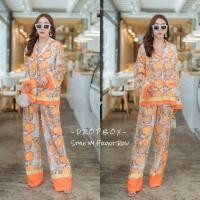 ราคา DROPBOX: Orange Juice Pajamas Set เสื้อเชิ้ตคอวีทรงปล่อยมาคู่กับกางเกงขาบานเอวสม็อก (7661913885)