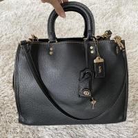 ราคา กระเป๋า COACH กระเป๋าถือ กระเป๋าสะพายหนังแท้ สีดำ รับประกันของแท้ 100% ไม่เคยใช้ ขายต่อค่ะ (26026375964)