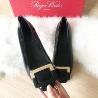 ราคา รองเท้าRoger Vivier size38 made in Italy Authentic% หนังแก้วสีดำ Looksคุณหนูดูแพงไปอีกค่ะ (1615860672)