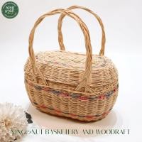 ราคา ตะกร้าหูหิ้วมีฝาปิดไส้หวายสายสานคาดลายสวยงามแข็งแรง ทรงวงรี (42000824909)