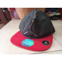 ราคา หมวก Nike air jordan Jump ตัวหมวกเป็นผ้ามันสีดำปีกแดง มือสองสภาพใหม่ใช้งานน้อย สวยเลย ด้านหลังขยับปรับขนาดได้ค่ะ (44209383633)