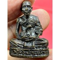 ราคา พระหล่อโบราณ รูปเหมือน หลวงปู่หลิว วัดไร่แตงทอง จ.นครปฐม ปี๒๕๓๕ รุ่นกองทับบก มีโค๊ตอุดกริ่ง เนื้อทองแดงรมดำ พระแท้สวย (25880303315)