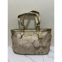 ราคา Coach แท้ มือสอง ก้นกระเป๋า 12 นิ้ว ปากกระเป๋าประมาณ 14 นิ้ว มีตำหนิ (24559745323)