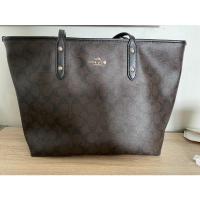 ราคา กระเป๋า coach tote ลาย C สีดำ สภาพดี มือสองของแท้ % (5286318858)