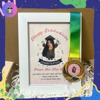ราคา (แถมกล่อง+ม้วน) กรอบรูป + เหรียญรับปริญญา จิบิ - ของขวัญรับปริญญาเพื่อน (42610415510)