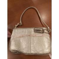 ราคา กระเป๋า Coach คล้องมือซิปเดียว มือสองสีทอง ขนาด 6 นิ้ว (5745218002)