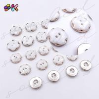 ราคา somkid กระดุมดอกไม้ลายหินอ่อน/หน้ามุกเงาสีขาว เนื้อพลาสติกชุบขอบสีทองนาค 2รู 17mm(size28L), 20mm(size34L) (15091578370)