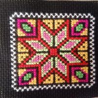 ราคา ผ้าปักมือชาวเขาลายดอกแปดแฉกสีแดง/เขียวอ่อน (25688428646)