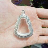 ราคา กรอบพระเงินผสมข้างเกลียว ทรงปิดตา [ กว้าง2.2*สูง3.0cm(ขนาดจอกระจก) ] (17228824028)