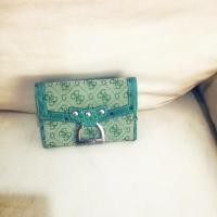 ราคา Guess กระเป๋าสตางค์ ของแท้ 100% มือสอง (149098265)