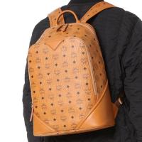 ราคา [MCM Duke Visetos Backpack] กระเป๋าเป้ทรงสี่เหลี่ยม แบรนด์ MCM ลาย Signature (2382761468)