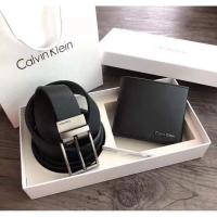 ราคา เซตกระเป๋า สตางค์ + เข็มขลัด Calvin Klein outlet (4067944805)