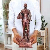 ราคา NMT8 เสด็จพ่อ ร.5 จุฬาลงกรณ์ ประทับยืนทรงเครื่องราชอิสริยาภรณ์ สีทองแดง สูง 14 นิ้ว งานเรซิ่นงดงามพรีเมี่ยม (23075914294)