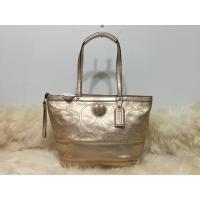 ราคา Impcoachza พร้อมส่ง กระเป๋าสะพาย Coach รุ่น Coach Signature Stripe Stitched Metallic Tote (895166308)