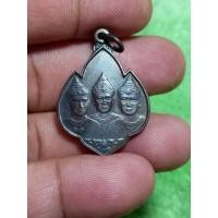 ราคา เหรียญสามกษัตริย์พ่อขุนรามคำแหง พ่อขุนเม็งราย และพ่อขุนงำเมือง ออกวัดเชียงมั่น จ.เชียงใหม่ ปี 2525 (9766004084)