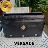 ราคา กระเป๋าคลัทช์หนังสีดำมือสองของแท้ versace กระเป๋าผู้ชายคล้องมือหนังนุ่ม ด้านในมีช่องใส่บัตร ซับในตีแบรนด์ ขายตามสภาพ (14579168429)