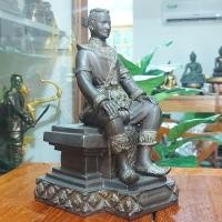 ราคา พระบรมรูปสมเด็จพระเอกาทศรถ วัดดอนเจดีย์ สุพรรณบุรี ปี 2540 เนื้อทองเหลืองผิวกลับ สูง 9 นิ้ว ฐาน 5×5 นิ้ว พิมพ์นี้พบ (25975777588)