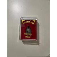 ราคา จี้เหรียญหลวงปู่ดุลย์ วัดบูรพาราม จ.สุรินทร์ ปี 2547 (22350751195)