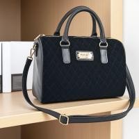 ราคา MANGO Quilted Velvet Hand Bag with Sling (สีดําพร้อมฮาร์ดแวร์สีทอง) (27439725797)