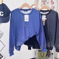 ราคา สเวตเตอร์คอกลม LV สีน้ำเงิน สกรีนลายแบรนด์ทั้งตัว ผ้าดีใส่สบาย ใส่ได้ทั้งชายและหญิง ขนาด อก 44 ยาว 24 นิ้ว (21672391690)