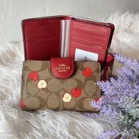 ราคา ✅ผ่อน 0% สินค้านำเข้าจากอเมริกา แท้ 100 % Medium Corner Zip Wallet In Signature (10227810310)