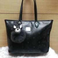 ราคา กระเป๋าmcm ทรงช้อปปิ้ง สีดำ​ ของแท้​ 10นิ้ว มีพวงกุญแจ​ สภาพสวยค่ะ​ มุมมีร่องรอบการใช้งานนิดหน่อย​ มีฐานลองข้างใน​ (2286681391)