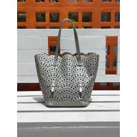 ราคา ส่งต่อ!!! Alaia กระเป๋าสะพาย กระเป๋าถือ ลายฉลุ สีเทา น่ารักสุดๆค่า ☑️ แท้ (25027945780)