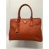 ราคา กระเป๋ามือสอง PRADA MILANO สีส้ม หนัง Saffiano อะไหล่ทอง ขนาด 13 นิ้ว พร้อมส่ง (18992947083)