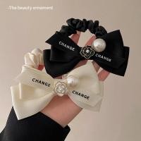 ราคา ยางมัดผม กิ๊บหนีบผม กิ๊บติดผม ของตกแต่งทรงผมสไตล์ชาแนลสำหรับผมหางม้าสูง มุกดอกเคเมียและโบว์ ยางรัดผมคุณภาพระดับไฮเอนด์ (56750200986)