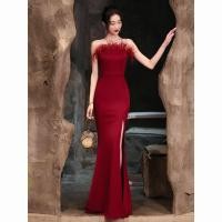 ราคา ชุดราตรียาวสีแดง เกาะอกแต่งขนนก กระโปรงผ่าหน้าทรงหางปลา เรียบหรูดูแพง สวยหรูดูดี แบบสวยทันสมัย (20489038330)