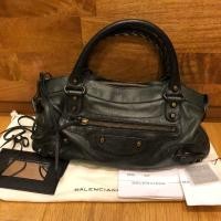 ราคา กระเป๋า Balenciaga มือสองของแท้ สภาพดี รุ่น First สีดำ RH Hardware อุปกรณ์ครบ มีกระจก ถุงผ้า การ์ด ตย.หนัง สายสะพายไหล่ (2009060258)