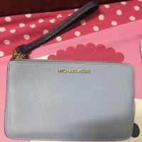 ราคา Used like new กระเป๋าสตางค์คล้องมือ Michael Kors‼️แท้ ไซส์ L (4023398689)