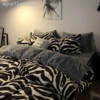 ราคา เตียงสี่ชิ้นผ้าปูเตียง◊❆❍สุทธิคนดัง Ins ผ้านวมลายม้าลายผ้าฝ้ายซักชุดสี่ชิ้นสีดำและสีขาวเรียบง่ายเตียงคู่อุปกรณ์หอพักชุด (8003853108)