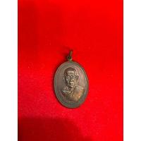 ราคา No525 เหรียญหลวงพ่อมงคล (พระครูวิบูลศาสนสุนทร) วัดท้ายเชิด พานทอง ชลบุรี ปี2540 (41475290434)