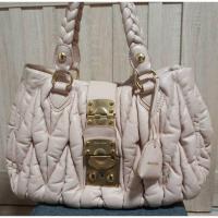 ราคา กระเป๋าแบรนด์ miu miu แท้ matelasse สีชมพูอ่อน หนังนิ่มสวย อะไหล่สีทอง ขอบมุมดี ซับในสะอาด ฐาน12" ขาย 980 บาทค่ะ (22785446189)