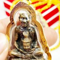 ราคา รูปเหมือน หลวงปู่กาหลง เขี้ยวแก้ว วัดเขาแหลม งานเลี่ยมทองไมครอนเกรดAกันน้ำ บูชาเสริมความมงคลแคล้วคลาดปลอดภัยเจริญรุ่งเรื (14085619294)