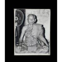 ราคา รูปถ่ายเก่าหลวงพ่อสุด วัดกาหลง สมุทรสาคร ปี 2521 หลังปั๊มยันต์ตะกร้อ ภาพขาวดำ ขนาด 1 นิ้ว สำหรับบูชาเลี่ยมกรอบแขวนคอ (25765151476)