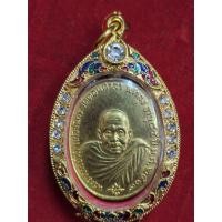 ราคา เหรียญพระอาจารย์นำวัดดอนศาลาจังหวัดพัทลุงเนื้อกะไหล่ทองปี 15 พร้อมกรอบทองไมครอนฝังพลอยแท้ (45550713358)