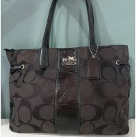 ราคา กระเป๋า Coach แบรนด์แท้ ผ้าลาย C สีดำ ทรงสะพาย รุ่น Handbag Signature Collection Black 18967 เจ้าของขายเอง 500 บาท (20391652123)