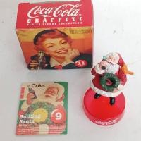 ราคา ฟิกเกอร์ ฝาขวดโค้กรูปปั้นซานตาคลอสยิ้มสไตล์กราฟฟิตี Coca-Cola จาก KAIYODO มือสอง แท้ (29686999839)