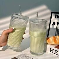 ราคา พร้อมส่งในไทย แก้วเครื่องดื่มใส เนื้อแก้วหนา มีฝาปิด+หลอดใบสูง (41604091713)